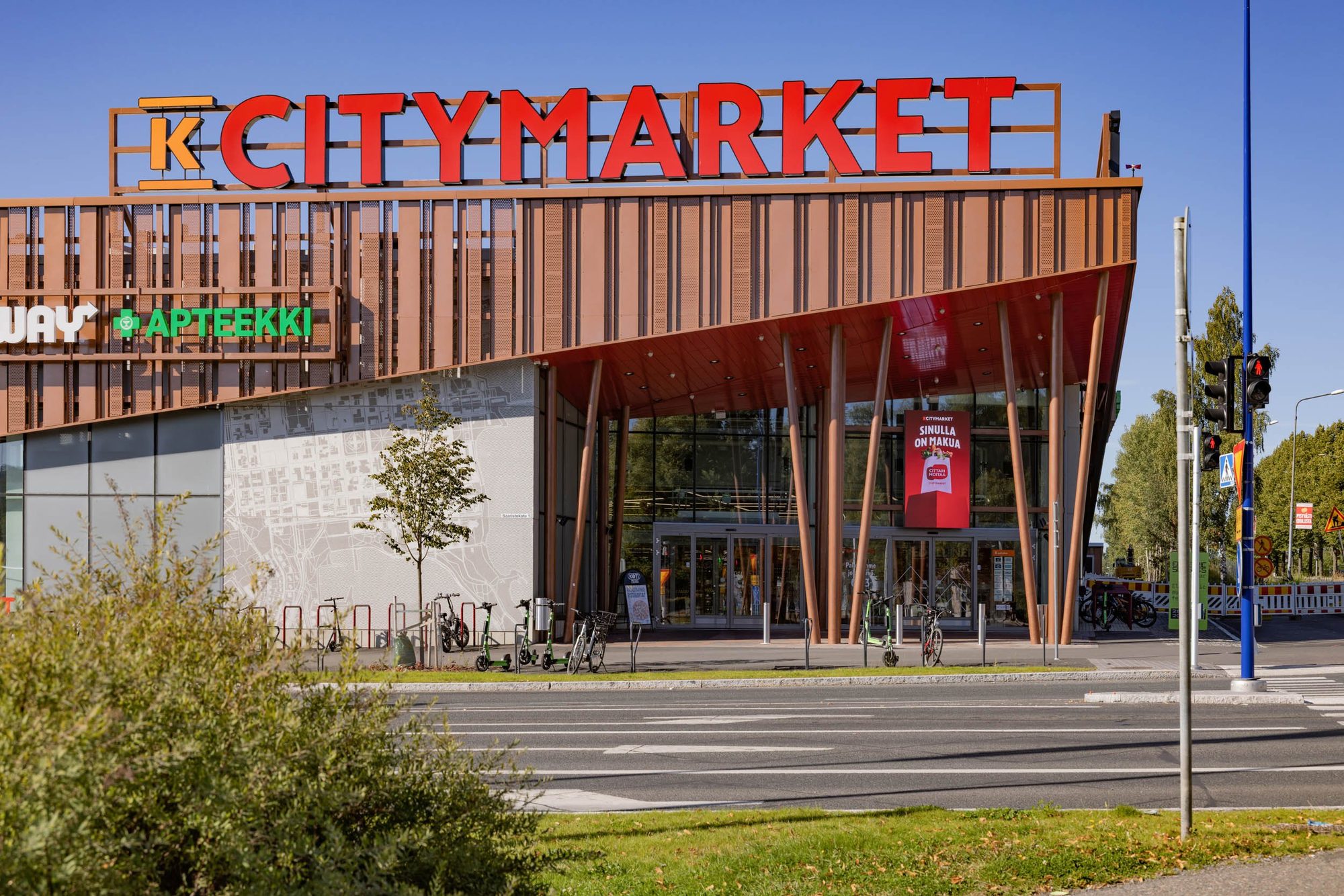 K-Citymarket Haapaniemi, Kuopio: metallinen kaksoisjulkisivu ja sisäänkäyntikatos.